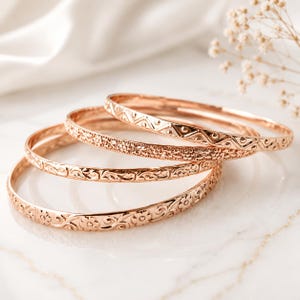 Set di bracciali rigidi floreali incisi in oro rosa, bracciali a polsino boho impilabili per tutti i giorni