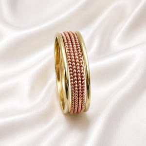 ゴールドとローズゴールドの重ね付けバングルセット、異素材ミックスのレイヤードブレスレット、ビーズ装飾