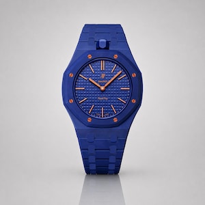 Könnte beinhalten: Eine königsblaue Armbanduhr mit achteckiger Lünette und acht orangefarbenen Schrauben. Das Zifferblatt hat ein strukturiertes Gittermuster, orangefarbene Indizes und Zeiger. Der Text AP, swatch und Royal Pop steht auf dem blauen Zifferblatt.