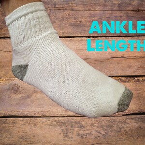 Op de afbeelding: Witte sokken tot aan de enkel met een grijze hiel en teen. De sokken zijn gemaakt van een zacht, comfortabel materiaal en zijn perfect voor dagelijks gebruik.