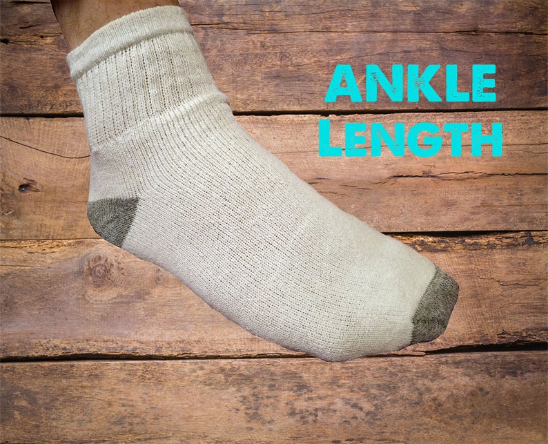 Op de afbeelding: Witte sokken tot aan de enkel met een grijze hiel en teen. De sokken zijn gemaakt van een zacht, comfortabel materiaal en zijn perfect voor dagelijks gebruik.