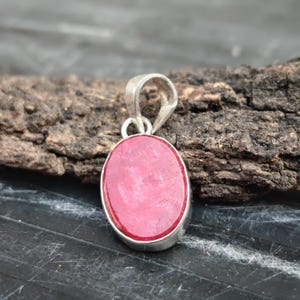 Colgante ovalado de rubí hecho a mano en plata de ley 925, dije solitario minimalista.