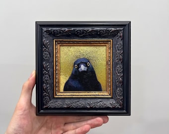 Mini cuadro de cuervo enmarcado, decoración gótica de cuervo negro en marco dorado.