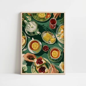 Peut inclure: Une impression d'art verticale montrant une vue de dessus d'une table à thé sur une nappe vert foncé. La scène comprend une théière blanche, des tasses de thé avec des tranches de citron, des assiettes avec des toasts à la confiture et des fruits.