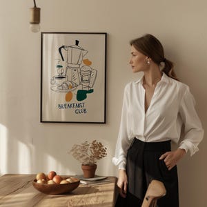 Arte de cocina moderno para imprimir: ilustración minimalista de cafetera moka y croissant, escena acogedora de un club de desayunos, decoración escandinava, descarga digital.