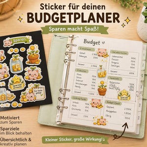 Könnte beinhalten: Ein Planer mit Budget-Layout und Aufklebern. Die Aufkleber zeigen Illustrationen von Sparschweinen, Münzen und Pflanzen. Auf den Aufklebern steht "Sparen" und "Sparziel erreicht". Der Planer hat einen hellgrünen Einband und einen weißen Stift.