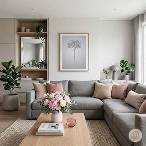 Puede incluir: Salón moderno con sofá seccional gris, mesa de centro de madera e impresión floral enmarcada. Cojines decorativos en rosa y beige añaden color. Un jarrón de flores y plantas en macetas realzan el espacio.
