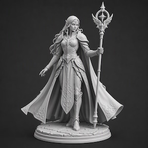 Könnte beinhalten: Eine hellgraue Miniaturfigur eines Elfencharakters, die auf einem runden Steinsockel steht. Die Figur trägt eine verzierte Rüstung mit filigranen Mustern, einen langen, fließenden Umhang und hält einen hohen Stab mit einem sternförmigen Emblem.