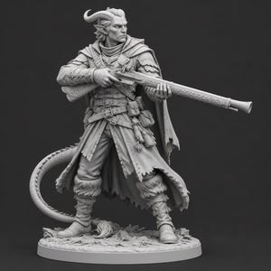 Puede incluir: Una figura miniatura gris sin pintar de un personaje tiefling con cuernos y una cola larga. La figura viste un abrigo de capas con botas con borde de piel, un cinturón con bolsas y una capa, y sostiene un rifle largo de estilo pedernal.