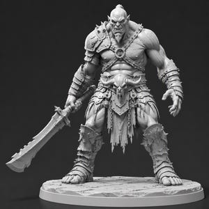 Könnte beinhalten: Eine graue, unbemalte Miniaturfigur eines muskulösen Ork-Kriegers auf einem runden Steinsockel. Die Figur trägt eine stachelige Schulterrüstung, einen mit einem Schädel verzierten Gürtel und Beinschienen und hält ein großes, gezacktes Schwert.