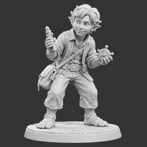 Könnte beinhalten: Eine graue Miniaturfigur eines kleinen humanoiden Wesens mit spitzen Ohren, bekleidet mit einem Hemd mit Kragen, einer Weste und einer kurzen Hose mit Knieaufnähern. Die Figur hält einen Zylinder mit Kristall und einen Kompass.