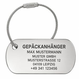 Puede incluir: Una etiqueta de equipaje de metal plateado con esquinas redondeadas, unida a un lazo de cable de acero trenzado flexible con un cierre de rosca. La etiqueta presenta el texto grabado en negro: GEPÄCKANHÄNGER, MAX MUSTERMANN, MUSTER GMBH, MUSTERSTRASSE 12, 04109 LEIPZIG, +49 341 123456.