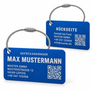 Peut inclure: Deux étiquettes de bagage rectangulaires bleues avec des boucles en fil d'acier. L'étiquette avant affiche GEPÄCKANHÄNGER, MAX MUSTERMANN, une adresse et un QR code. L'étiquette arrière indique RÜCKSEITE, les coordonnées de MUSTER GMBH et un QR code.