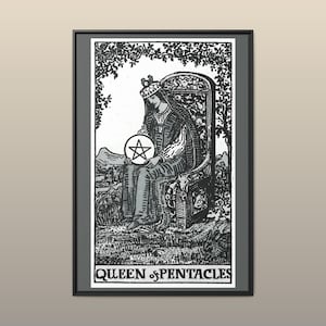Puede incluir: Una impresión enmarcada en blanco y negro de la carta del tarot Reina de Oros. La ilustración muestra a una figura sentada en un trono, sosteniendo un gran pentáculo con una estrella. El texto QUEEN OF PENTACLES aparece en la parte inferior.