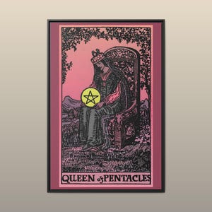 Puede incluir: Una impresión de arte mural enmarcada que muestra la carta del tarot Reina de Oros. La obra utiliza un fondo rosa con arte lineal negro que representa una figura sentada en un trono sosteniendo un pentáculo amarillo brillante. El texto dice QUEEN of PENTACLES.