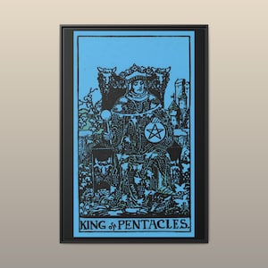 Puede incluir: Una impresión de arte mural rectangular enmarcada con una ilustración de líneas negras sobre un fondo azul brillante. La obra representa la carta del tarot Rey de Oros, mostrando una figura coronada sentada en un trono y el texto KING OF PENTACLES.