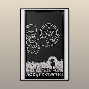 Puede incluir: Una impresión enmarcada en blanco y negro de la carta del tarot As de Oros. La obra muestra una mano que emerge de las nubes sosteniendo un gran pentáculo, con un paisaje debajo y el texto ACE OF PENTACLES impreso en la parte inferior.
