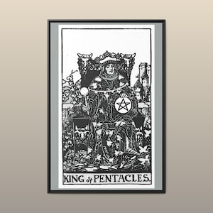 Puede incluir: Una impresión enmarcada en blanco y negro de la carta del tarot Rey de Oros. La ilustración muestra una figura sentada con corona y túnicas adornadas con vides, sosteniendo un cetro y un gran pentáculo. El texto dice KING OF PENTACLES.