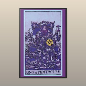 Puede incluir: Una impresión de arte mural enmarcada que muestra la carta del tarot Rey de Oros en una paleta de colores púrpura y negro. La ilustración representa una figura sentada en un trono sosteniendo un bastón y un oro amarillo, con el texto KING OF PENTACLES.