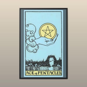 Puede incluir: Una impresión enmarcada de la carta del tarot As de Oros con fondo azul claro, una mano que emerge de las nubes sosteniendo un oro amarillo con una estrella, y un paisaje de jardín debajo con el texto ACE OF PENTACLES en la parte inferior.
