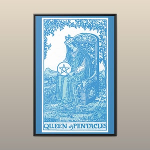 Puede incluir: Una impresión de arte enmarcada con una ilustración azul y blanca de la carta del tarot Reina de Oros. La imagen muestra a una figura sentada en un trono sosteniendo un pentáculo, con el texto QUEEN OF PENTACLES impreso en la parte inferior.