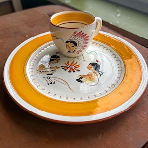 Vintage Stangl Pottery Barntillbehör Indisk Lägereldsmugg Tallriksset – Kay Hackett Handmålad 1950-tal