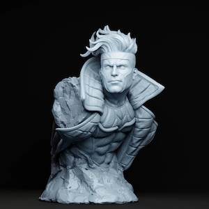 Può includere: Busto grigio chiaro di una figura maschile con capelli stilizzati e un'espressione seria. La figura indossa un indumento a collo alto e un corpetto simile a un'armatura, scolpito con dettagli intricati. Il busto è montato su una base strutturata su sfondo nero.