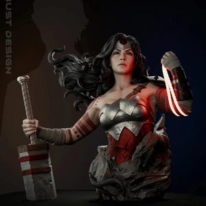 Puede incluir: Un diseño de busto de Wonder Woman con un corpiño rojo y plateado, sosteniendo un arma y un lazo brillante. La estatua tiene pelo largo y negro y una expresión facial detallada. La base es de piedra gris texturizada. La imagen incluye el texto "BUST DESIGN".