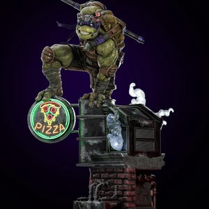 Puede incluir: Estatua detallada de Donatello de las Tortugas Ninja, posando en una azotea con un letrero de neón "PIZZA". La figura es verde con una máscara morada, sosteniendo un bastón bo. La base presenta ladrillos y detalles industriales.
