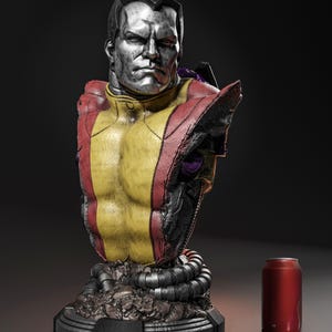 Könnte beinhalten: Detaillierte Büste eines Superhelden mit metallisch silbernem Kopf und gelb-rotem Kostüm. Die Büste steht auf einem strukturierten Sockel mit einer roten Dose daneben zum Maßstab. Die Büste hat einen strengen Ausdruck.