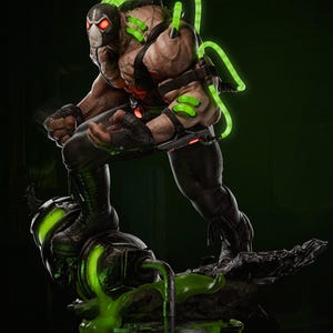 Op de afbeelding: Een gedetailleerd beeld van Bane, een DC Comics-schurk, in een dynamische pose. De figuur is gespierd, draagt een masker en is uitgerust met een gloeiend groen apparaat. De basis heeft een giftige groene vloeistof, wat het dramatische effect versterkt. Het kleurenschema is donker met groene accenten.