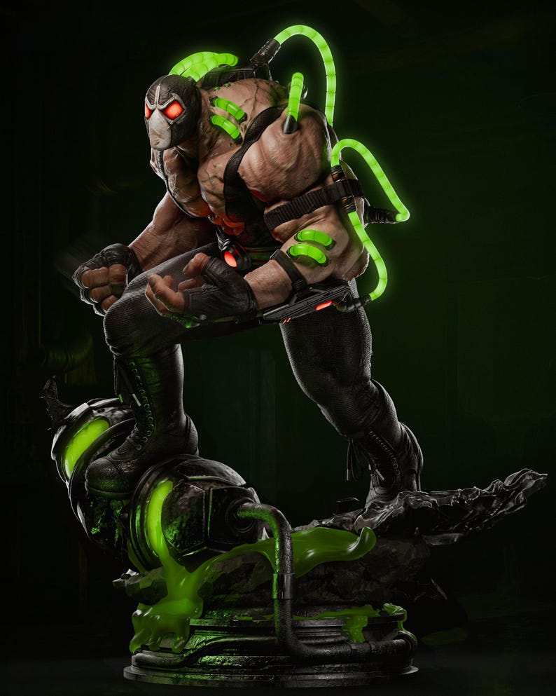 Op de afbeelding: Een gedetailleerd beeld van Bane, een DC Comics-schurk, in een dynamische pose. De figuur is gespierd, draagt een masker en is uitgerust met een gloeiend groen apparaat. De basis heeft een giftige groene vloeistof, wat het dramatische effect versterkt. Het kleurenschema is donker met groene accenten.