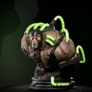 Op de afbeelding: Een gedetailleerde buste van de DC Comics-schurk Bane. De figuur heeft een masker, buizen en een gespierd lichaam. De buizen gloeien groen en de ogen zijn rood. De buste staat op een donkere, getextureerde basis, met een donkere achtergrond.