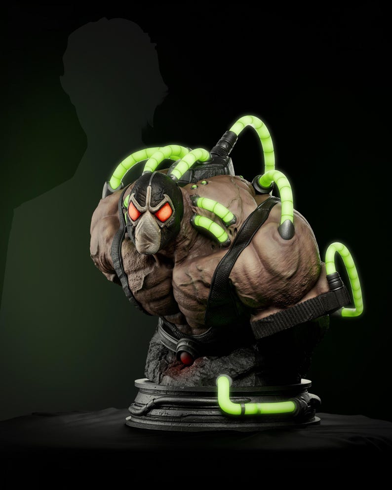 Op de afbeelding: Een gedetailleerde buste van de DC Comics-schurk Bane. De figuur heeft een masker, buizen en een gespierd lichaam. De buizen gloeien groen en de ogen zijn rood. De buste staat op een donkere, getextureerde basis, met een donkere achtergrond.