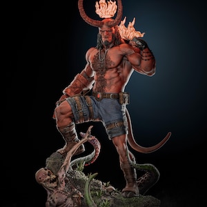 Puede incluir: Estatua detallada de un demonio de piel roja con cuernos y cola, que lleva pantalones cortos de mezclilla y botas. La figura está posada sobre una base rocosa con una calavera y tentáculos, con llamas en la cabeza y el hombro.