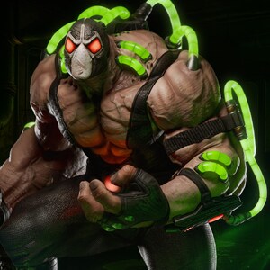 Op de afbeelding: Een gedetailleerd actiefiguur van Bane, een DC Comics-schurk. Het figuur heeft een masker, gloeiende rode ogen en groene buizen die op zijn lichaam zijn aangesloten. Hij is gespierd en draagt een zwarte outfit met handschoenen.