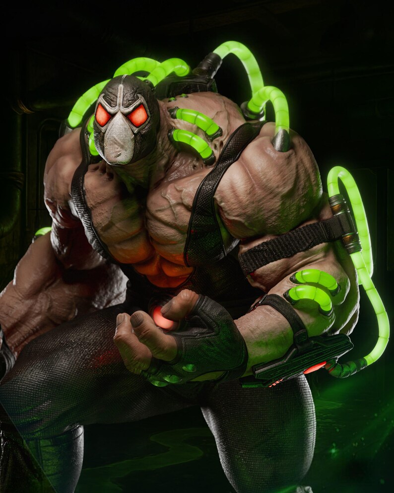 Op de afbeelding: Een gedetailleerd actiefiguur van Bane, een DC Comics-schurk. Het figuur heeft een masker, gloeiende rode ogen en groene buizen die op zijn lichaam zijn aangesloten. Hij is gespierd en draagt een zwarte outfit met handschoenen.