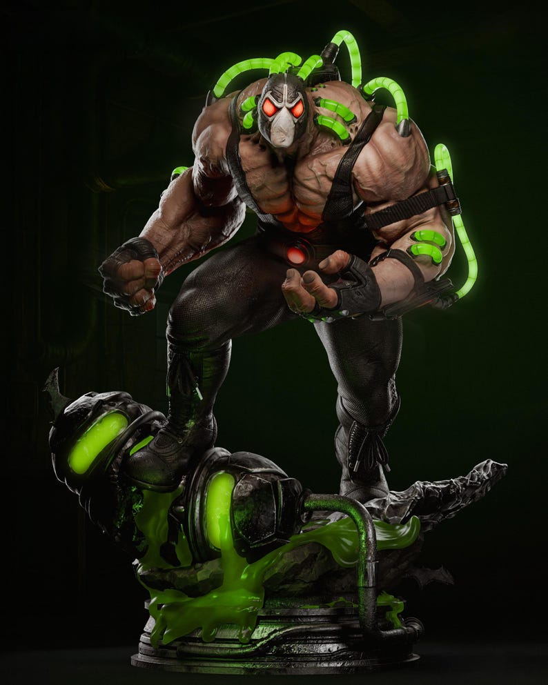 Op de afbeelding: Een gedetailleerd beeld van de DC Comics-schurk Bane, staand op een platform met groen oplichtende accenten. Bane wordt afgebeeld met een masker, buizen en een gespierd lichaam. Het beeld heeft een donker kleurenpalet met groene highlights.