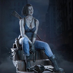 Puede incluir: Estatua de una mujer con camiseta sin mangas azul y vaqueros, sentada sobre una estructura de piedra. Sostiene una pistola y está rodeada de armas, incluyendo un rifle y una ametralladora. La estatua está ambientada en una ciudad nocturna.