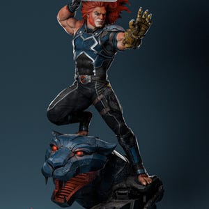 Könnte beinhalten: Detaillierte Statue einer muskulösen Figur mit roten Haaren, die ein Schwert schwingt, auf einem pantherartigen Wesen. Die Figur trägt ein blaues und schwarzes Outfit mit einem goldenen Panzerhandschuh. Ein roter Apfel liegt auf dem Boden.