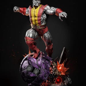 Könnte beinhalten: Detaillierte Statue eines Superhelden in dynamischer Pose, mit metallisch silbernem Kopf und Armen, gelbem Torso und roten Akzenten. Die Figur steht auf einem lila und metallischen Sockel mit komplizierten Details, vor dunklem Hintergrund.