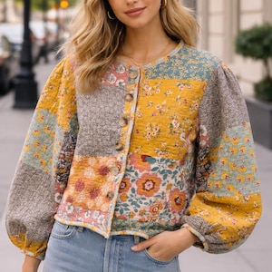 Chaqueta acolchada hecha a mano, chaqueta corta con estampado floral de patchwork, abrigo acolchado con mangas abullonadas, chaqueta acolchada vintage reciclada, chaqueta bohemia de primavera