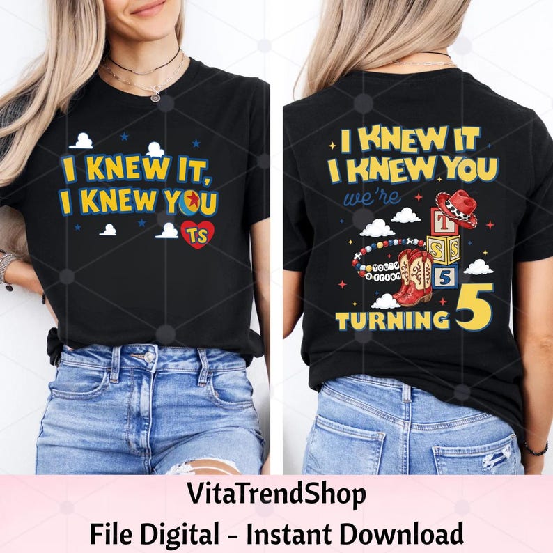 Pu&ograve; includere: Una t-shirt nera con un design grafico. Il davanti mostra il testo "I KNEW IT, I KNEW YOU" con un'icona a forma di cuore. Il retro mostra il testo "I KNEW IT I KNEW YOU we're TURNING 5" con illustrazioni di cappello da cowboy, blocchi e stivali.