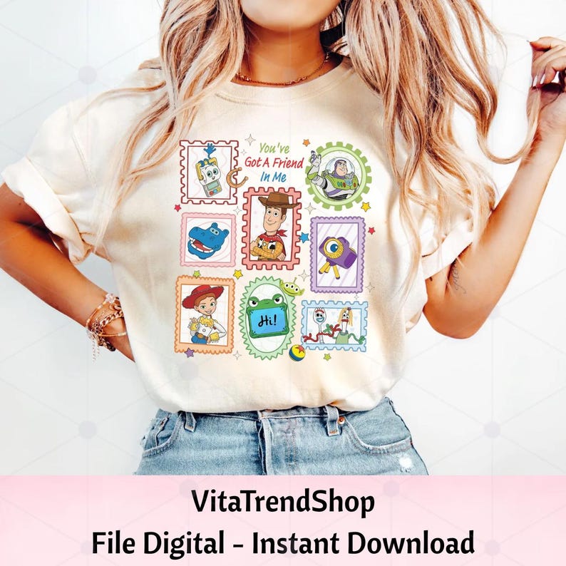 Peut inclure: Un t-shirt couleur cr&egrave;me avec une impression graphique de divers personnages de dessins anim&eacute;s Toy Story dispos&eacute;s dans des cadres color&eacute;s en forme de timbres-poste. Le texte "You've Got A Friend In Me" est imprim&eacute; au centre au-dessus des illustrations.
