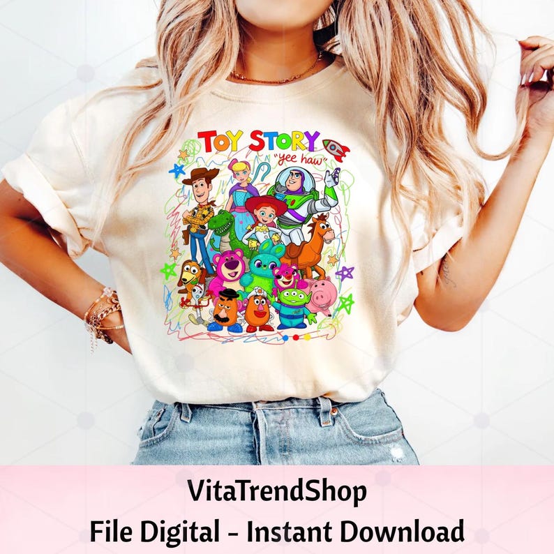 Peut inclure: Un t-shirt couleur cr&egrave;me avec une impression graphique color&eacute;e des personnages de Toy Story, dont Woody, Buzz l'&Eacute;clair et Jessie. Le texte "TOY STORY" et "yee haw" figure au-dessus des personnages, entour&eacute; de dessins au trait griffonn&eacute;s.