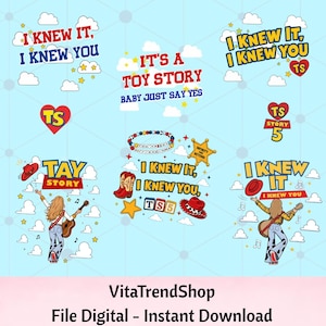 Op de afbeelding: Een digitaal grafisch blad met meerdere illustraties op een lichtblauwe achtergrond met witte wolken en gele sterren. De ontwerpen bevatten teksten zoals I KNEW IT, I KNEW YOU, IT'S A TOY STORY, TAY STORY en TS5, naast cowboyhoeden, laarzen en een figuur die gitaar speelt.