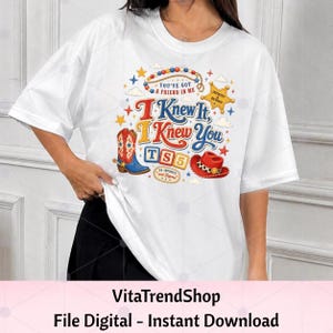 Pu&ograve; includere: Una t-shirt bianca con una stampa grafica colorata con il testo "You've Got A Friend In Me", "I Knew It, I Knew You", "TS5" e "To Infinity and Beyond". Il design include uno stivale da cowboy, un cappello rosso, una stella da sceriffo e stelle.