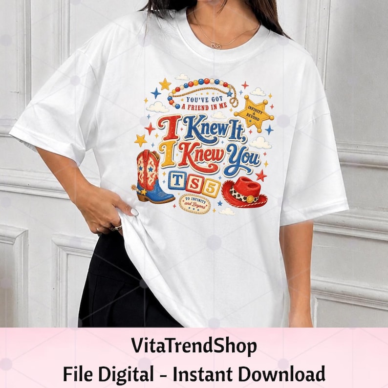 Pu&ograve; includere: Una t-shirt bianca con una stampa grafica colorata con il testo "You've Got A Friend In Me", "I Knew It, I Knew You", "TS5" e "To Infinity and Beyond". Il design include uno stivale da cowboy, un cappello rosso, una stella da sceriffo e stelle.
