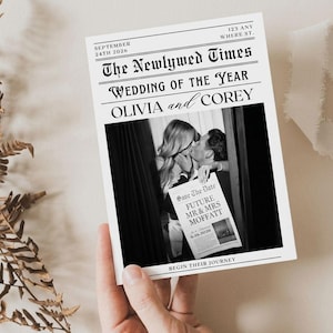 Op de afbeelding: Een zwart-wit huwelijksaankondiging ontworpen als een krantenpagina. Het bevat de kop "The Newlywed Times", de namen "Olivia and Corey" en een foto van een kussend stel. De datum "9.19.2026" is ook opgenomen.