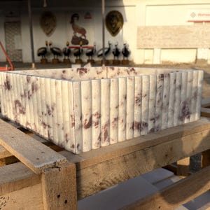 Lavabo de mármol rosa estriado tallado a mano / Lavabo cuadrado de piedra fresa de 46x46x15 cm (18") / Tocador de baño principal de lujo / Artesanía a medida de Karachi